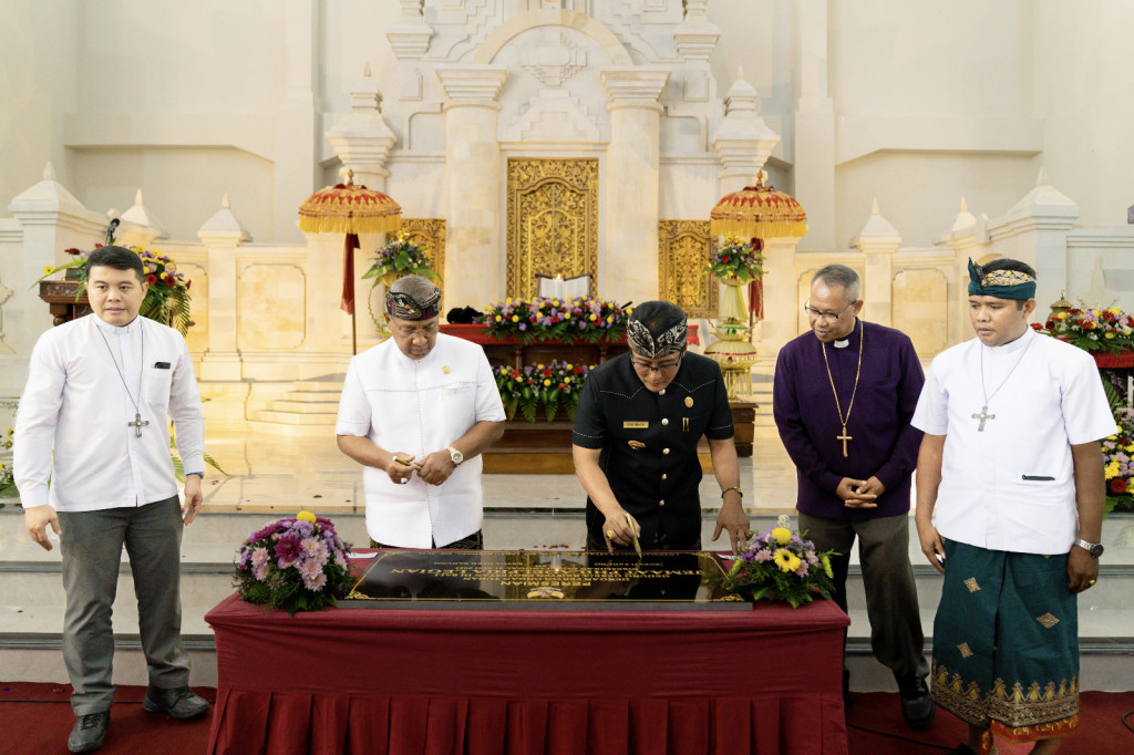 Bupati Giri Prasta Tandatangani Prasasti Gereja GKPB Jemaat Philadelphia Legian